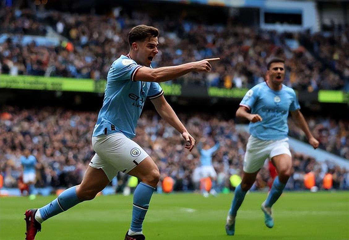 中甲冠军辽宁铁人队在沈阳故宫拍全家福：致敬历史，开启未来