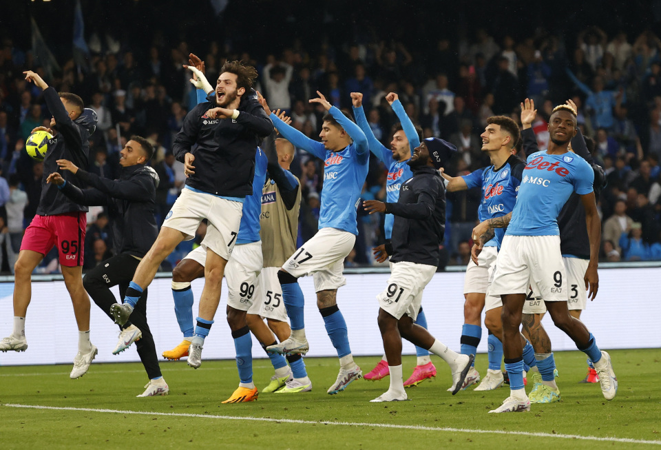 这是真饿了，太阳报：哈兰德赛后买了近70个芝士汉堡请全队吃