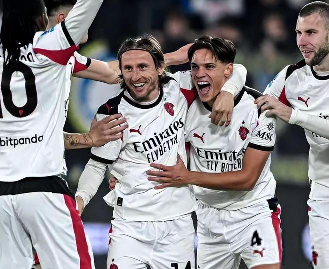 詹姆斯关键篮板抢断助球队逆转