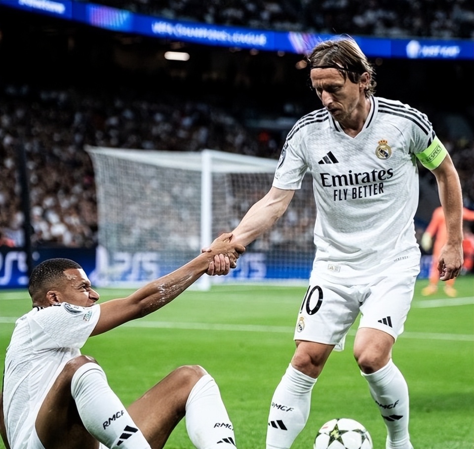 比肩大O！康宁汉姆成为第二位连赢6场&至少25分10助攻的球员