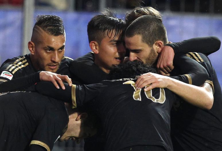 躺着进球，热那亚前锋科隆博在倒地情况下一脚完成破门