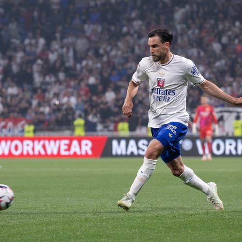 每体报道巴萨U19加里巴：偶像普约尔，有超脱黑人中卫的心智